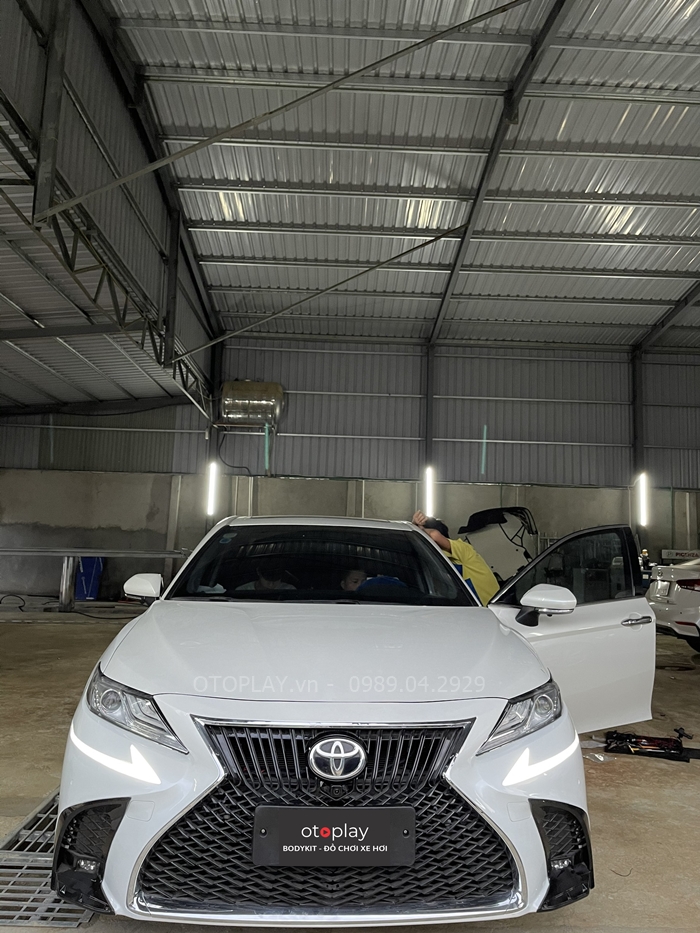 Camry đang được độ cản Lexus IS250 sau khi mua tại OTOPLAY