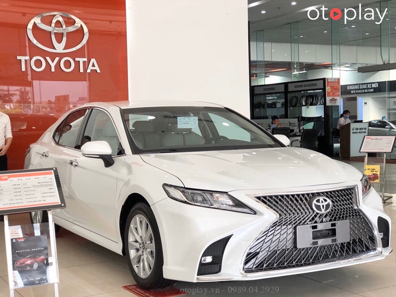 Xe Camry màu trắng (mã màu 089) lắp cản Lexus trưng bày tại show Toyota