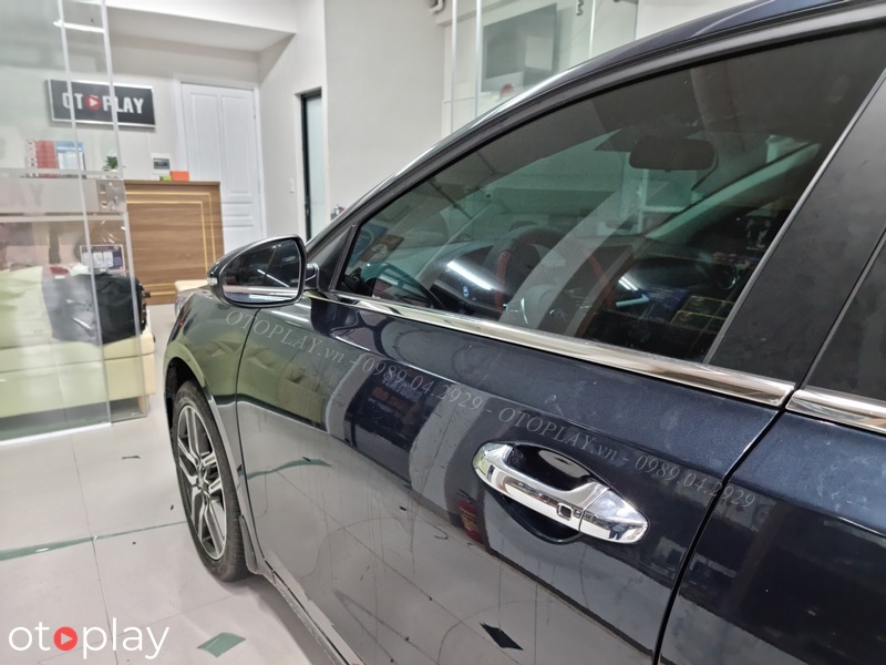 KIA Cerato Deluxe lắp nẹp chân kính và ốp tay nắm cửa Cerato