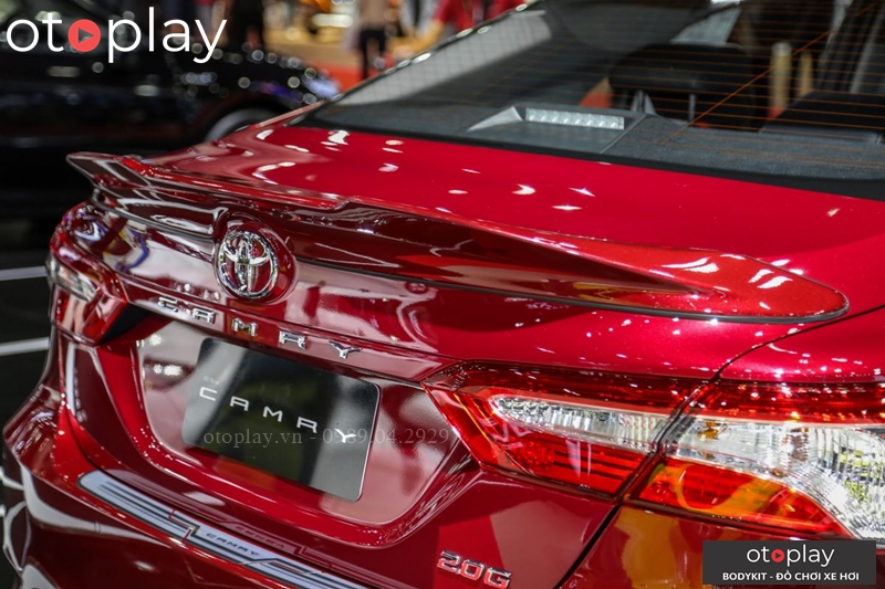 Cận cảnh đuôi gió TRD Camry