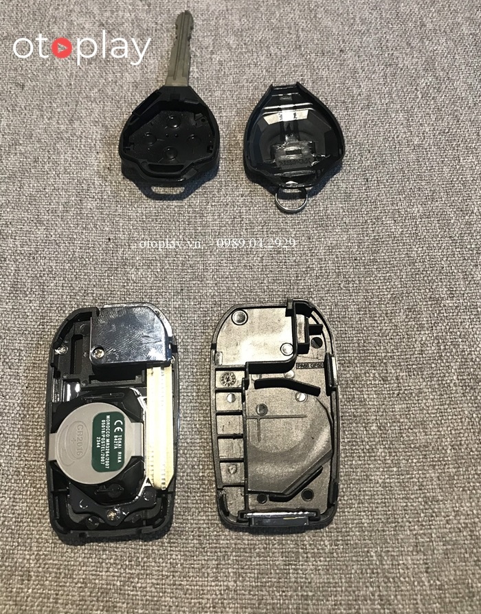 Phôi chìa gấp đã thiết kế sẵn vừa khít với chip Toyota khi đặt sang
