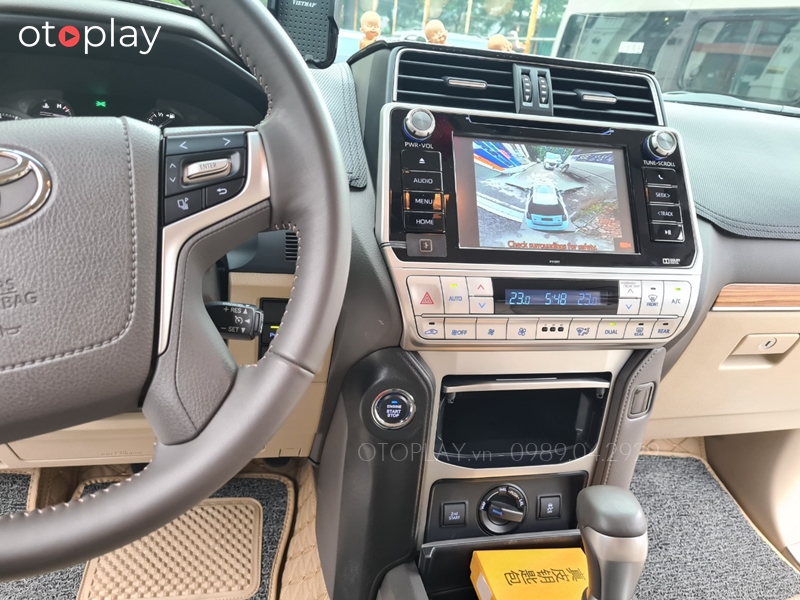 Lắp chìa khóa thông minh cho xe Prado vào vị trí dưới cụm điều hòa và màn hình DVD của xe.