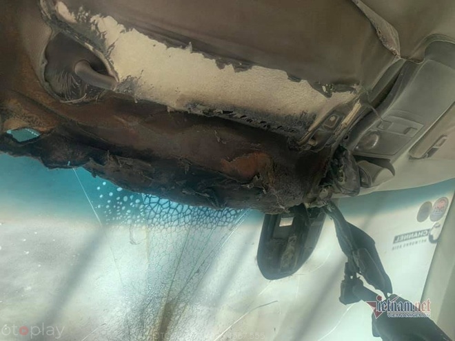 Vị trí trần xe hư hỏng nặng cùng cụm gương chiếu hậu trong xe