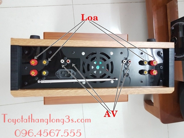 Mặt sau hộp CD là cổng loa, đầu AV ra âm ly hoặc loa, công tắc, quat gió, ăng ten