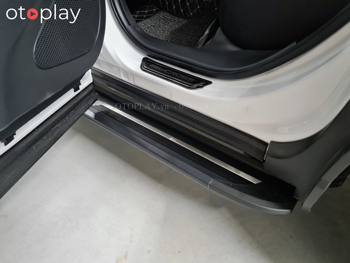 Toyota Cross lắp bậc bước chân