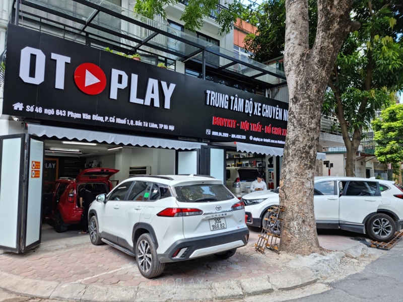 Trung tâm độ xe chuyên nghiệp OTOPLAY những lúc đông xe