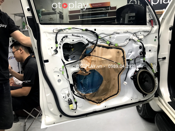 Hình ảnh Hệ thống mô tơ kéo hít được thiết kế đơn giản trên cánh cửa