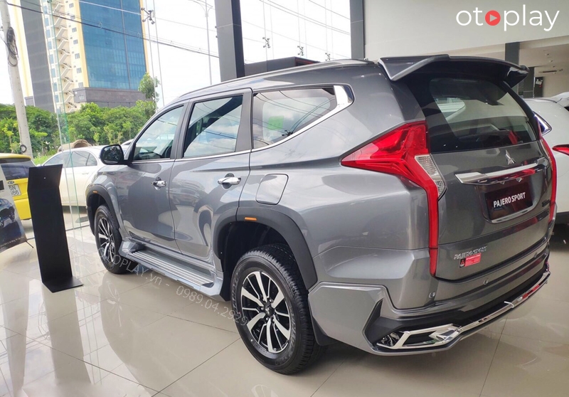 Cua lốp Pajero Sport mẫu Tithum đã được sơn sẵn màu đen. 