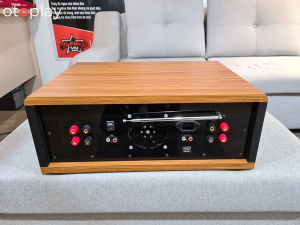 Mặt sau chế bộ đổi nguồn có công tắc, 4 loa, quạt gió, ăng ten và cổng usb