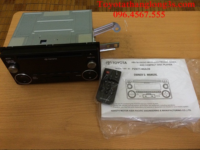 Đầu CD xe Toyota Altis có điều khiển và sách hướng dẫn sử dụng