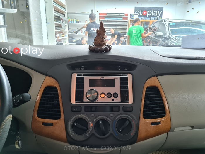 CD theo xe innova 2011 chỉ có USB, AUX, đĩa CD và AM/FM