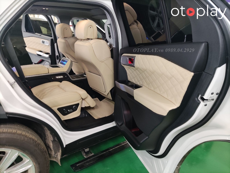 Độ ghế thương gia hoàn thiện cho xe Explorer tại OTOPLAY