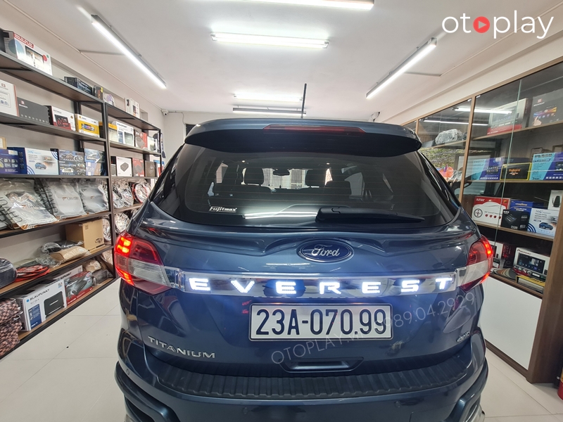 Đuôi gió chân kính hậu đem lại sự lạ lẫm và nét rất riêng, cá tính cho xe Ford Everest