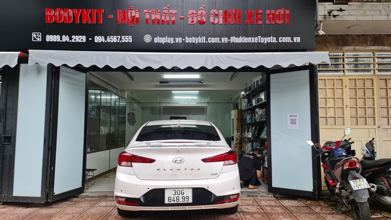 Đuôi gió Elantra có đèn được thiết kế dành riêng cho Hyundai Elantra