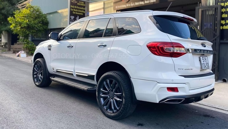 Phần đuôi xe với 2 pô giả thể thao và cá tính