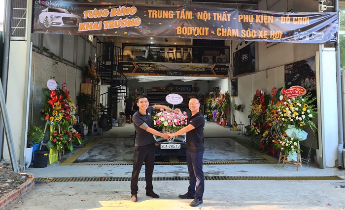 Mr Đoàn D2car Sài Gòn ra mừng khai trương OTOPLAY