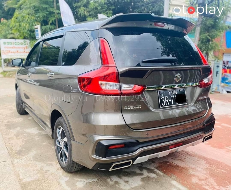 Đuôi xe độ bodykit với ốp cản sau giả 2 pô và 2 đuôi gió