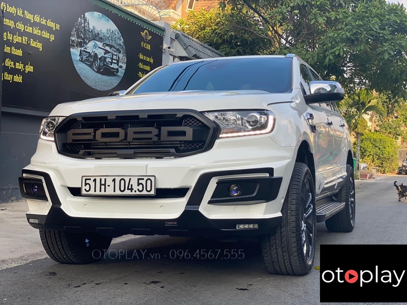 Xe Ford Everest màu trắng độ bodykit cực ngầu