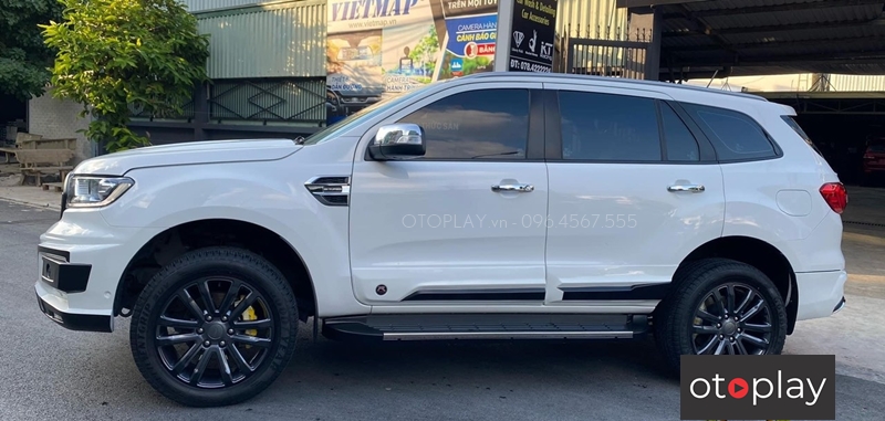 Thân xe với ốp sườn cánh cửa khỏe khoắn và mạnh mẽ