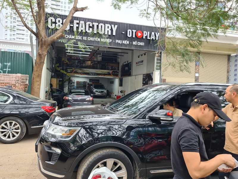 Xe Ford Explorer đến trung tâm nội thất OTOPLAY để Việt hóa màn hình, kích hoạt tính năng ẩn