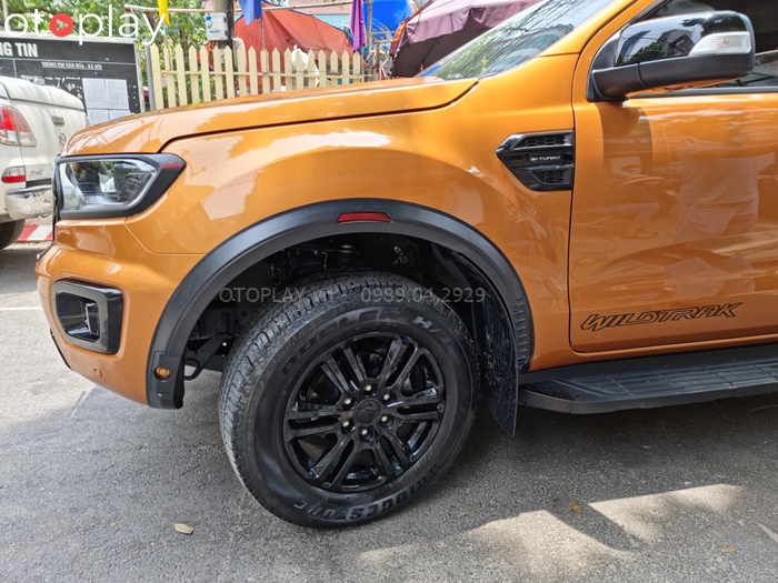 Hình ảnh bên trái phía trước độ cua lốp zin cho xe Ranger Wildtrak