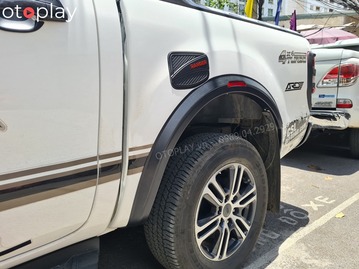 Cua lốp xe Ranger Wildtrak có sẵn màu phản quang màu đỏ bằng mika giúp nhận diện xe thuận tiện hơn.