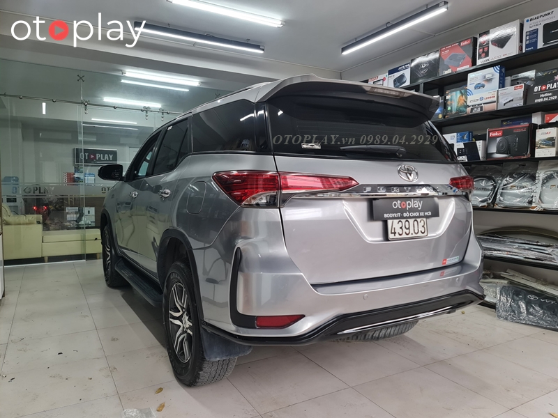 Nhìn từ hông xe Fortuner sau khi được độ body kit lên Fortuner Legender 2021