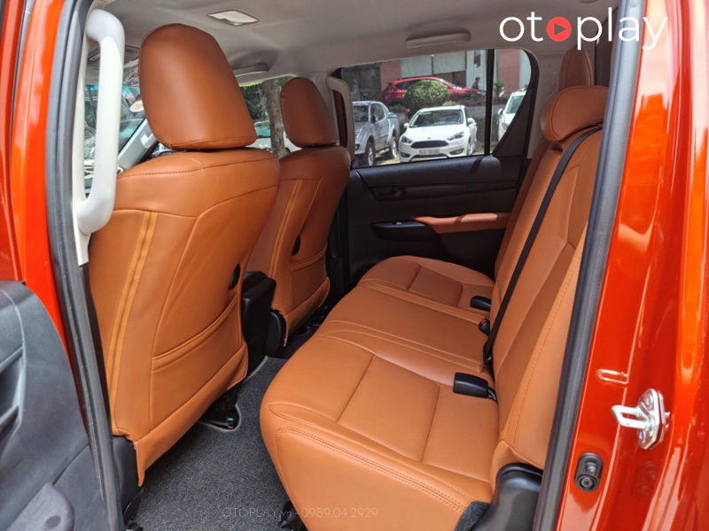 Ghế da dành cho xe Hilux may ôm khít vào thân ghế, có túi sau chứa đồ và 2 đường chỉ cùng màu da