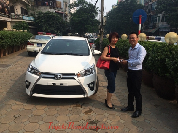 Giao xe cho chị gái mua Yaris ở Hà Nội