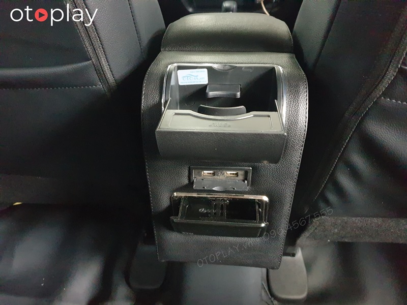 Hộp tỳ tay Honda City mẫu Kibbet có dây dài USB thuận tiện cho người phía sau cắm sạc và để cốc