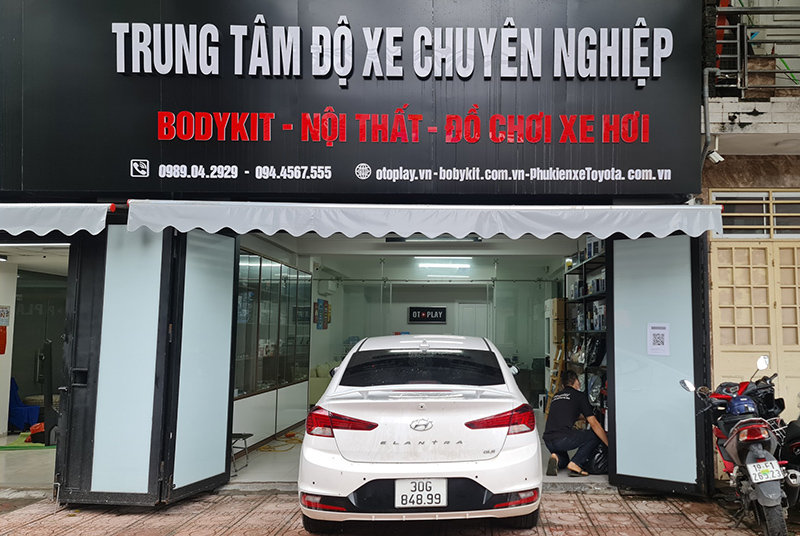 Xe Hyundai Elantra lắp đuôi gió thể thao