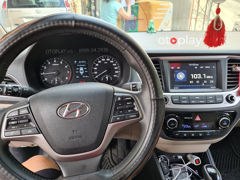 Hình ảnh hiển thị hiển thị và cảnh báo áp suất lốp trong đồng hồ trung tâm Odo trên xe Hyundai Accent 2018