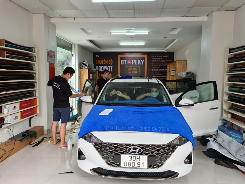 Thợ kỹ thuật đang lắp cảm biến áp suất lốp và phụ kiện khác cho Hyundai Accent 2021 tại OTOPLAY