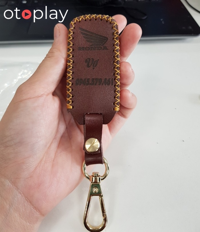 Khắc tên, số điện thoại lên bao da chìa khóa xe ô tô miễn phí