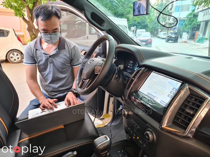Kỹ thuật đang kích hoạt đề nổ từ xa xe Ford Everest tại OTOPLAY