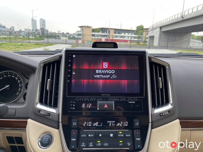 Xe Land Cruiser thay màn hình Android Bravigo tích hợp phần mềm Vietmap S1 bản quyền