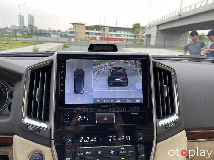 Xe Land Cruiser thay màn hình Android Bravigo bảo hành chính hãng