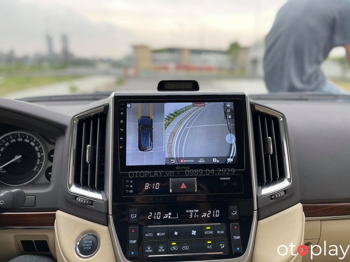 Xe Land Cruiser thay màn hình Android Bravigo tích hợp camera 360 mô tả góc bên trái