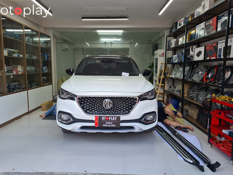 Lắp bậc chân cho xe MG HS tại trung tâm nội thất OTOPLAY