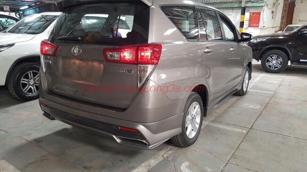 Xe Innova mới được lắp bodykit với kiểu bô đôi khá bắt mắt