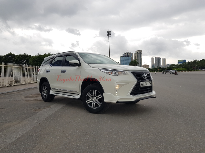 Fortuner 2.4G AT lắp bodykit đậu trước cổng sân vận động Mỹ Đình