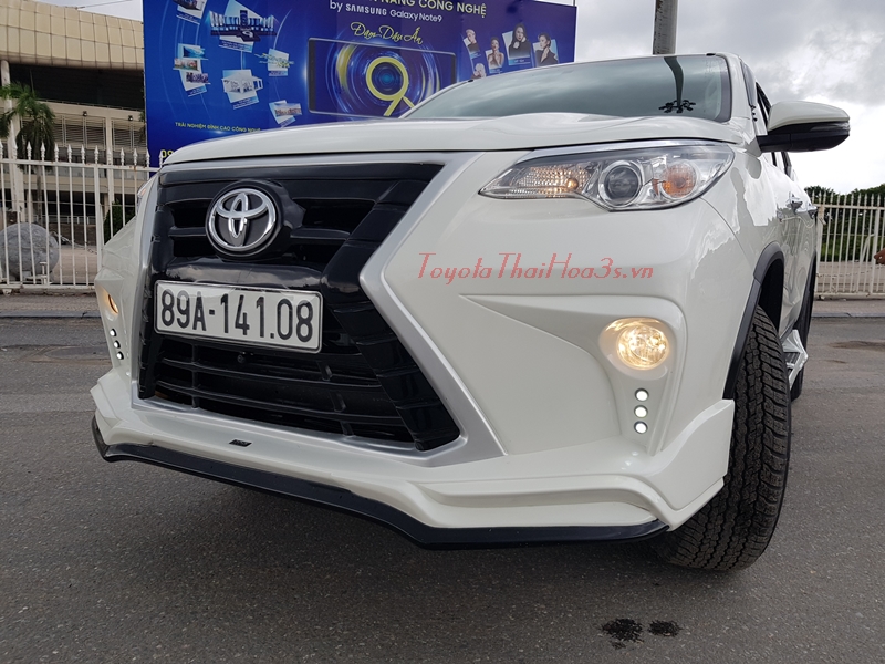 Phần đầu xe được độ cản chữ X mang kiểu dáng Lexus