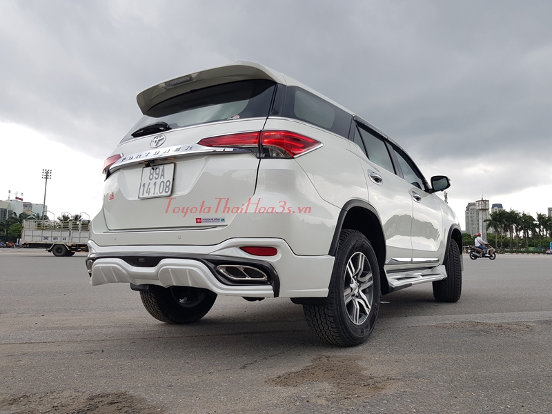 Phần đuôi với 2 bô giả 2 bên tạo điểm nhấn độc đáo cho xe