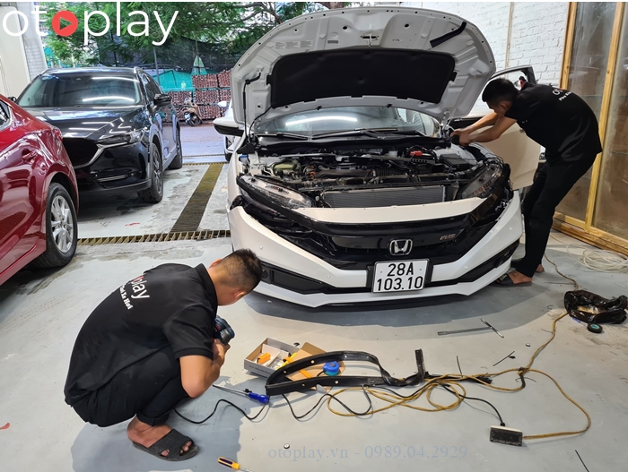 Thợ kỹ thuật otoplay lắp cảm biến góc trước xe Civic