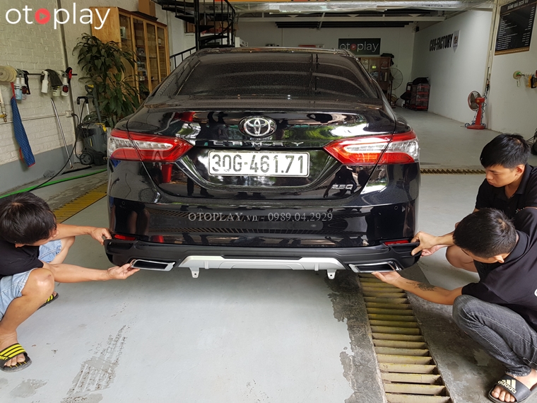 Ướm thử líp bô cho chủ xe Camry xem trước khi lắp