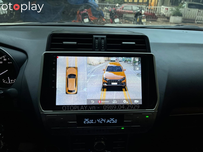 Màn hình giả lập hình ảnh xe 3D qua bộ camera 360 trên xe Land Prado