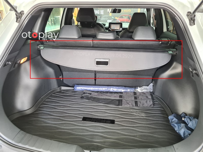 Xe Toyota Cross lắp tấm chắn khoang hành lý
