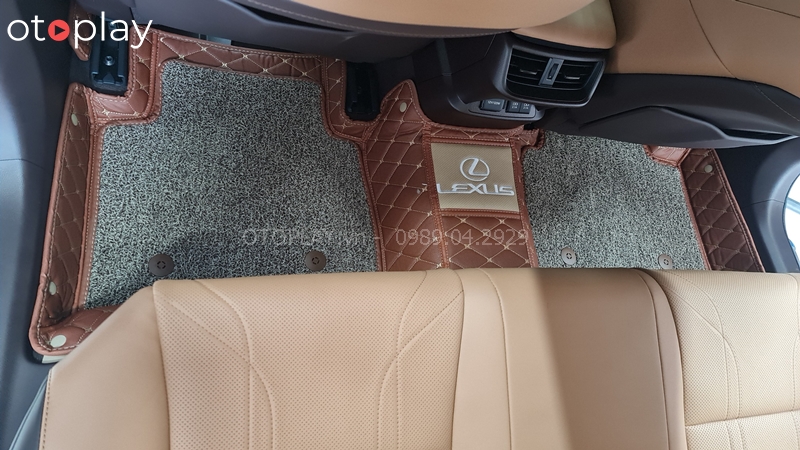 Thảm 6D ở hàng ghế sau của xe Lexus ES250 có logo Lexus