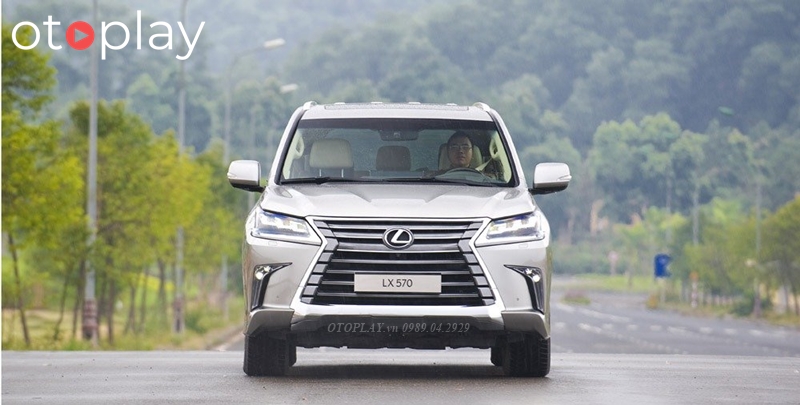 Đầu xe Lexus LX 570 2016 nổi bật với lưới tản nhiệt hình con suốt đặc trưng