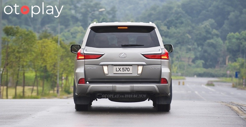 Đuôi xe cản sau mở rộng và các đường gân dập nổi, chưa có ốp cản sau thể thao